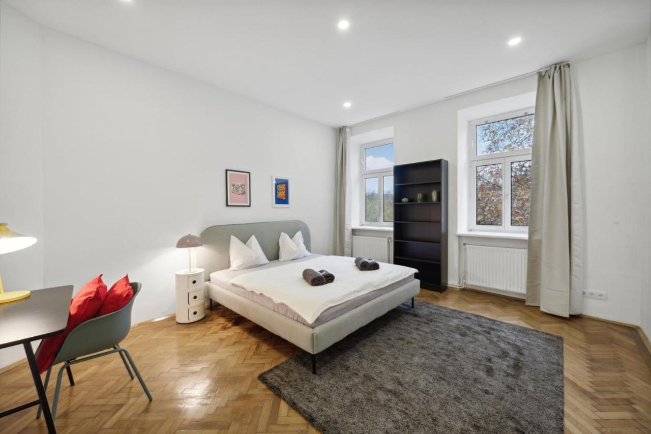 Big Spacious Central Apartment In Вена Экстерьер фото