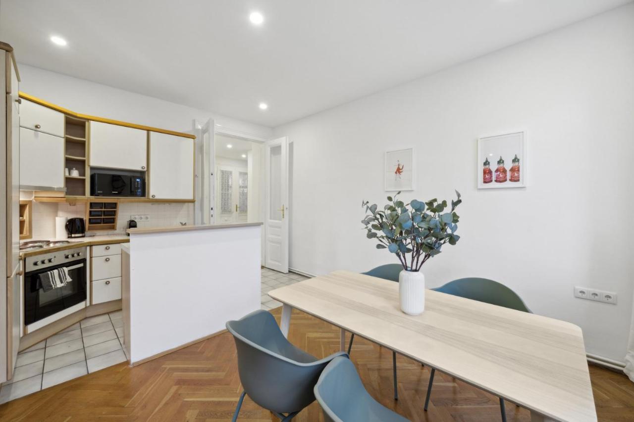 Big Spacious Central Apartment In Вена Экстерьер фото